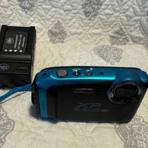 Fujifilm Waterproof 16MP 8x optical zoom with extra battery and wall charger